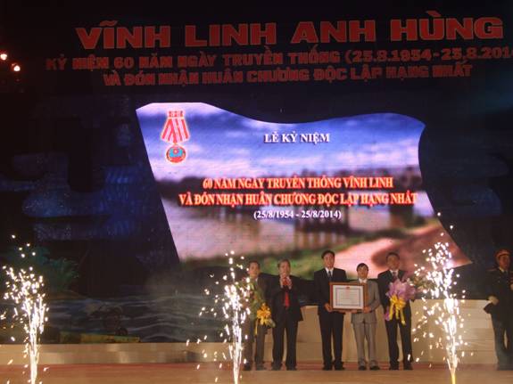 В провинции Куангчи отмечается 60-летие традицинного дня уезда Виньлинь